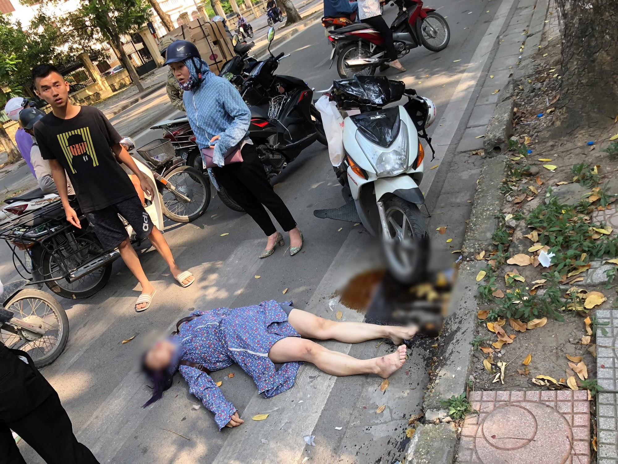 Hà Nội: Nghi say nắng, cô gái tự lao xe vào cột biển báo giao thông được 2 nữ du khách nước ngoài sơ cứu